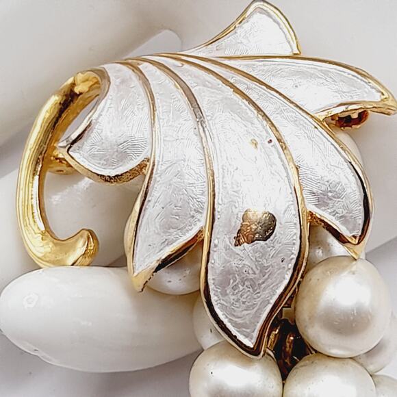 Vintage Alice Caviness Grape Cluster Brooch, White Enamel Leaf, Faux Pearls - Picture 3 of 10